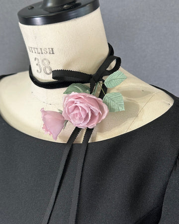 Rose promise choker