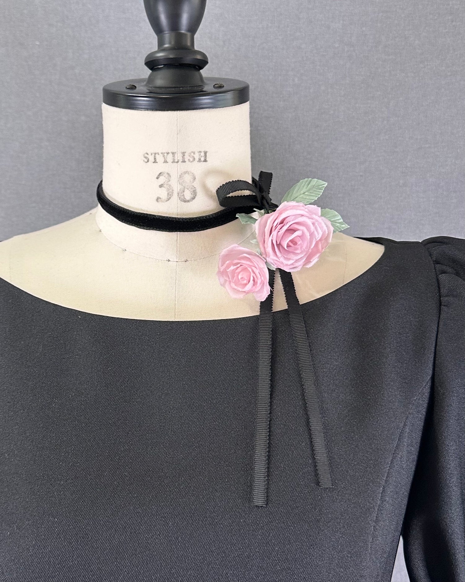 Rose promise choker